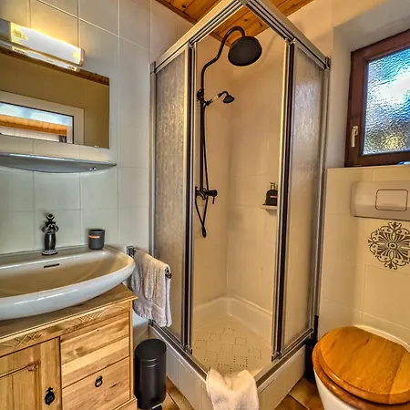 Lilly Chalet- With Private Sauna, Close To Lifts Lägenhet